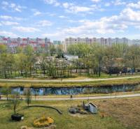 Petržalka, Pozsony: Kilátás a lakótelepre a parkon és a vízfolyáson keresztül a Rusovská útnál.