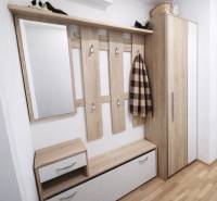 Bejárati folyosó egy kétszobás lakásban fa dekorációjú padlóval és tárolóhellyel.