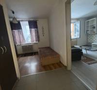 1 szobás lakás belső tere ággyal és fa dekorációjú padlóval.