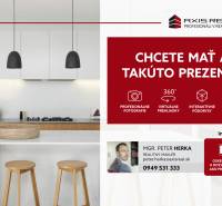 Két szobás lakás konyhával, fa dekor padlóval.