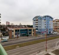 Kazanyi utca Pozsonyon - Püspöki, sorházak az út mentén.