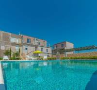 Nyaraló apartman Povljanában medencével és napozóágyakkal a Povljana utcában.