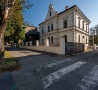 Történelmi épület modern bővítménnyel és zöldterülettel a Déli úton, Juh városrész, Kassa.