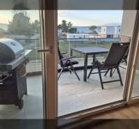 Nyitott terasz grillezővel és ülőhellyel a Zukve-i, Vrsi-i rekreációs apartmanban.