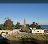 Kilátás a tengerpartra egy üdülőapartmanból Vrsi településen, Zukve utcában, háttérben a tenger.