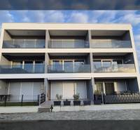 Háromszintes üdülőapartman Vrsi városában, a Zukve utcában, erkélyekkel és üvegezett korlátokkal.