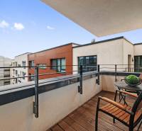 Erkély egy 2 szobás lakásban Pozsonyban - Óvárosban, fa dekorációval és kilátással.