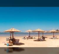 Tengerpart napozóágyakkal és napernyőkkel Ljubač városában lakhatásra.