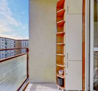 A Mierová utcai háromszobás lakás erkélye Ólublóban, kilátással a lakóházakra.