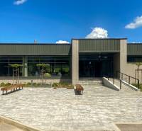 A Tatranská utcán egy épület látható kerttel, padokkal és bejárati úttal.