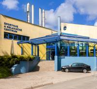 Sport- és szabadidőközpont a Komenského utcában, Ólublóban, parkolóval.