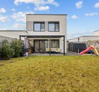 A Topoľová utcai 4 szobás lakás kertje Rovinkán gyeppel és játszótérrel.