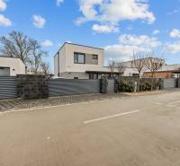 Új építésű házak garázzsal a Topoľová utcában, Rovinkában, modern kerítéssel körülvéve.