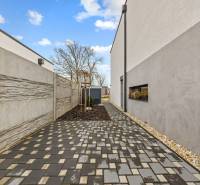 Kövezett út a ház mentén a Topoľová utcában, Rovinkában.