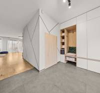 Egy 4 szobás lakás belső tere fa dekor padlóval és beépített szekrényekkel.