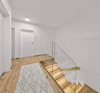 Folyosó lépcsőházzal, üvegkorláttal és fa dekorációjú padlóval egy 4 szobás lakásban.