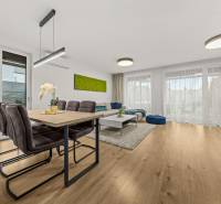 Étkező- és nappalitér egy 4 szobás lakásban, fa dekoros padlóval.