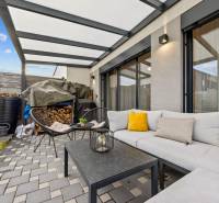 Kültéri ülősarok kanapéval és székekkel egy négy szobás lakásnál a Topoľová utcában, Rovinkában.