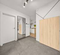 Egy 4 szobás lakás belső tere csempével és fa dekor padlóval.