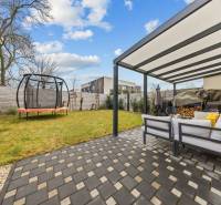 Kert egy 4 szobás lakásnál a Topoľová utcában, Rovinkán, terasszal és trambulinnal.