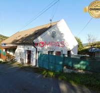 Kereskedelmi helyiségek Vígľašská Huta-Kalinkán nyeregtetővel és szilárd burkolatú úttal.