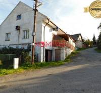 Kereskedelmi helyiségek Vígľašská Huta-Kalinka községben az út mellett, régebbi kétszintes ház.