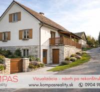 Kőből épült családi ház fa zsalugáterekkel a Vígľašská Huta-Kalinka kereskedelmi területein.