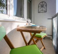 Pozrite si PRÍJEMNÝ 2i byt so ZARIADENÍM, LODŽIOU a KLIMATIZÁCIOU