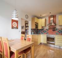 Pozrite si PRÍJEMNÝ 2i byt so ZARIADENÍM, LODŽIOU a KLIMATIZÁCIOU