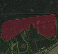 Légi felvétel a mezőgazdasági és erdőterületekről Boľ város környékén.