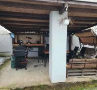 Családi ház Tornyosnémetiben fedett terasszal, grillezővel, hintapaddal és étkezővel.