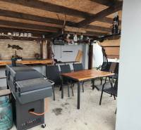 Fedett ülőhely családi házban Tornyosnémetiben, grillel és asztallal.