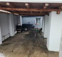 Fedett terasz családi ház mellett Tornyosnémetiben betonpadlóval.