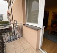 A Dlhá utcai kétszobás lakás erkélye Stupaván kerámia padlóburkolattal.