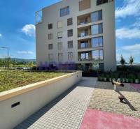 Lakókomplexum Zdenka Schelingová utcában, Pozsonyban, Dévényújfalu, zöldterülettel és játszótérrel.