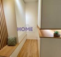 Hangulatos belső tér egy 3 szobás lakásban fa dekoros padlóval és beépített bútorokkal.