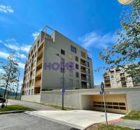 Társasház a Zdenka Schelingová utcában, Pozsonyban, Dévényújfaluban, garázsbejárattal.