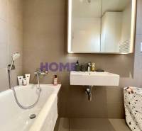 Fürdőszoba káddal és tükörrel a háromszobás lakásban.