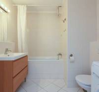 Fürdőszoba káddal, mosdóval, szekrénnyel, WC-vel és mosógéppel egy kétszobás lakásban.