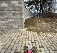 Téglafal és betonburkolat lakóterületeken Nagy Bytča-ban.