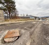 Telkek - lakóterület Nagy Bytča-n, Bytča, kilátással a környékre és fákkal.