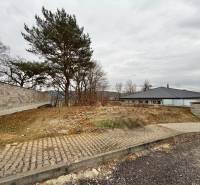 Lakótelek Nagy Bytča-ban, Bytča városában, járdával és fákkal.