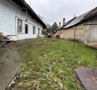 Családi ház kerttel a Komenského utcában, Surányban, az eredeti épületek mellett.