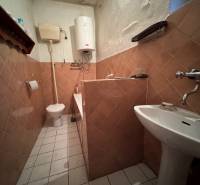 Fürdőszoba családi házban gázkazánnal és kerámia csempékkel.