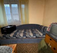 Kanapé és televízió egy családi ház szobájában vintage belső dekorációval.