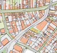 A térkép a Komenského utcát mutatja Surányban, családi házakkal körülvéve.