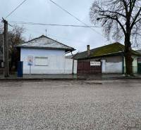 Családi ház a Komenský utcában, Surányban, fehér homlokzattal és cseréptetővel.