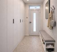 Folyosó a családi házban fogassal, paddal és beépített szekrénnyel.