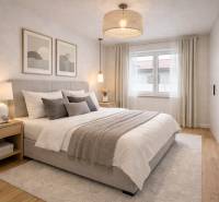 Világos hálószoba nagy ággyal, éjjeliszekrényekkel és fa dekorációjú padlóval egy családi házban.