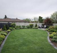 Jól karbantartott kert terasszal egy családi házban Nagycséren, gazdag növényzetben és ültetvényben.